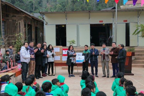 Đoàn thiện nguyện trao quà cho giáo viên và học sinh trường Phổ thông dân tộc tiểu học bán trú xã Nậm Sỏ